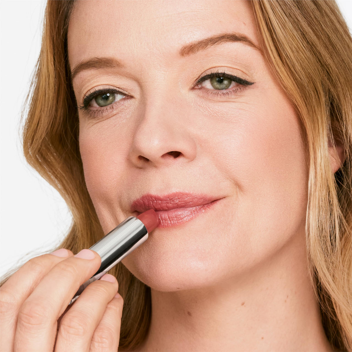 Clinique Dramatically Different Lipstick Shaping Lip Colour | Long Lasting, Moisturizing + Hydrating, Raspberry Glace, 1 Count Clinique